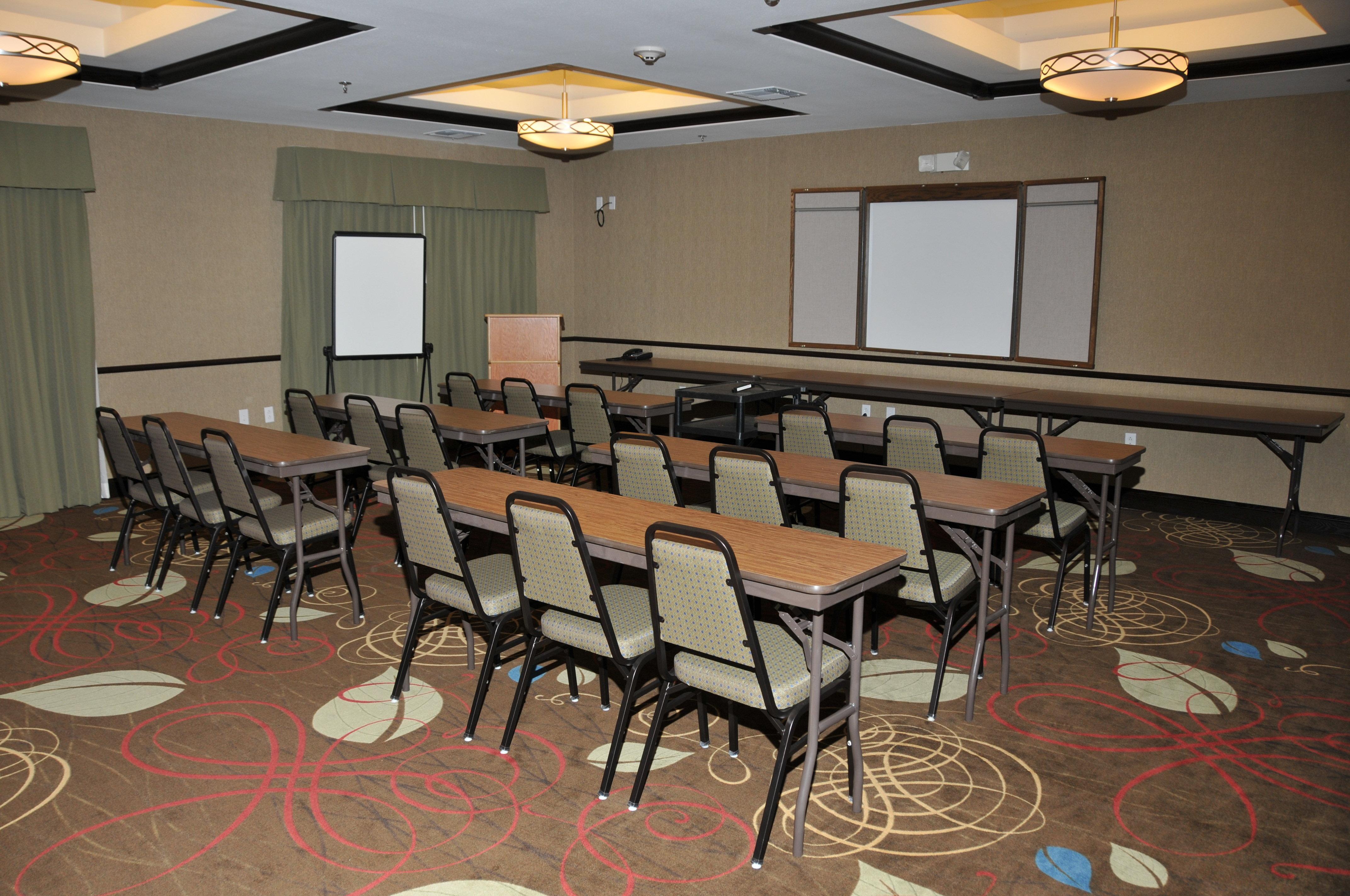 Holiday Inn Express & Suites Clinton By Ihg Business photo